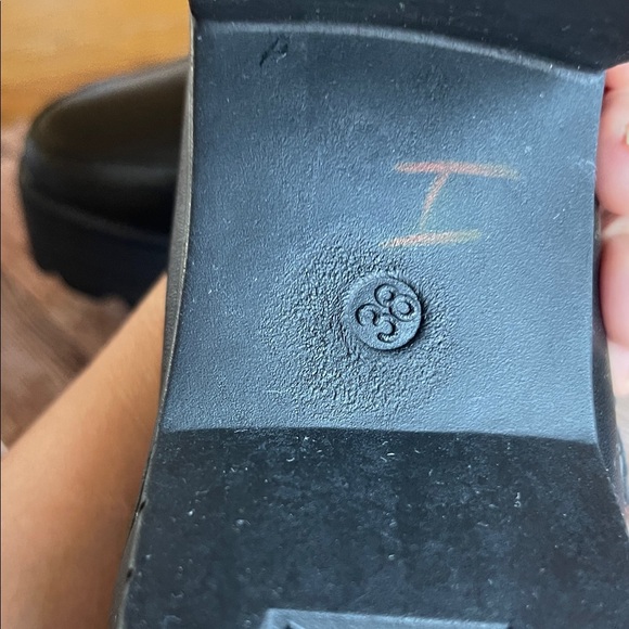 Chic Black Loafers with Gold Accents - Picture 8 of 9